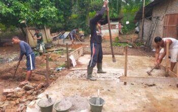 Satgas TMMD Kodim 0204/DS Bongkar RTLH Bapak Ediyan untuk Pondasi Rumah Baru