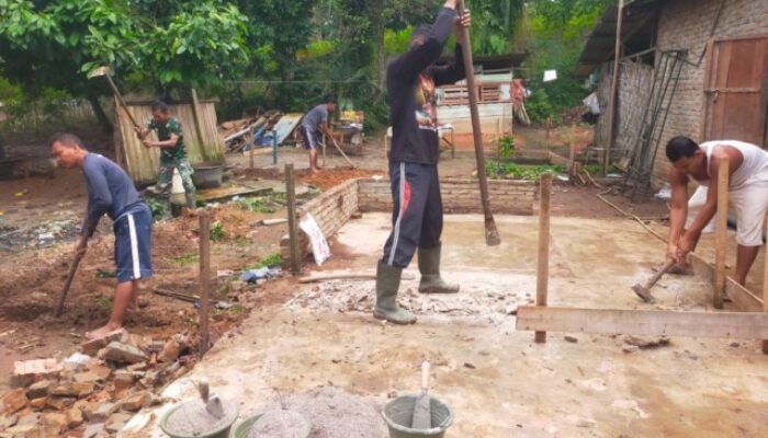 Satgas TMMD Kodim 0204/DS Bongkar RTLH Bapak Ediyan untuk Pondasi Rumah Baru