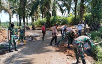 Tiga Pilar Bersatu, TNI, POLRI, dan Warga Gotong Royong Bersihkan Jalan TMMD Deliserdang