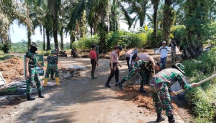 Tiga Pilar Bersatu, TNI, POLRI, dan Warga Gotong Royong Bersihkan Jalan TMMD Deliserdang