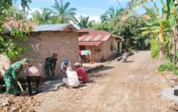 Satgas TMMD Kodim 0204/DS Gotong Royong Buat Lining Parit