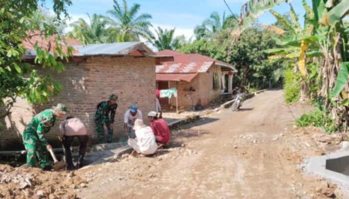 Satgas TMMD Kodim 0204/DS Gotong Royong Buat Lining Parit