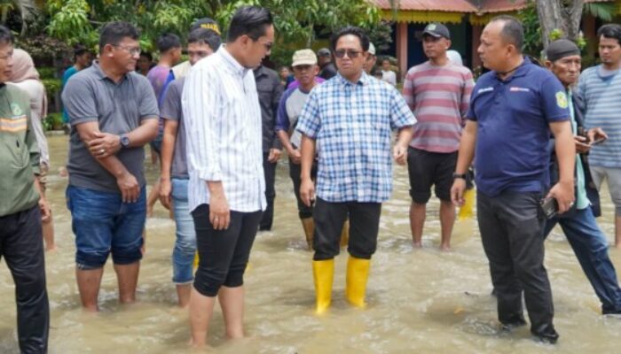 Rico Kunjungi dan Salurkan Bantuan Logistik untuk Pengungsi Banjir