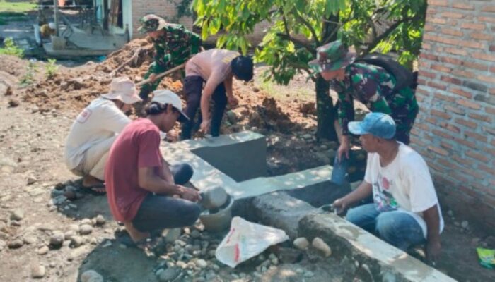 Kebersamaan Satgas TMMD Kodim 0204/DS dan Warga Membuat Parit