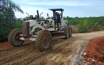 Alat Berat Grader TMMD Kodim 0204/DS Ratakan Jalan Desa Sepanjang 2,7 Km Dikebut