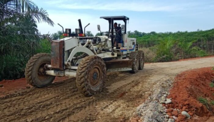 Alat Berat Grader TMMD Kodim 0204/DS Ratakan Jalan Desa Sepanjang 2,7 Km Dikebut
