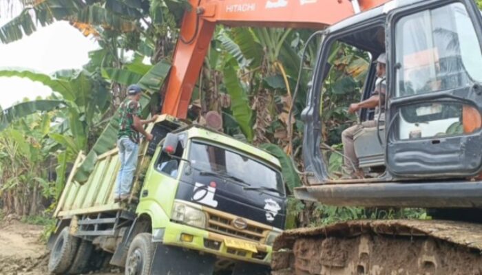 Satgas TMMD Kodim 0204/DS Sigap Evakuasi Truk Angkut Sirtu