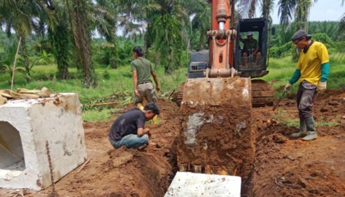 TMMD Ke-126 Amankan Jalan Sirtu dari Kerusakan Akibat Genangan Air