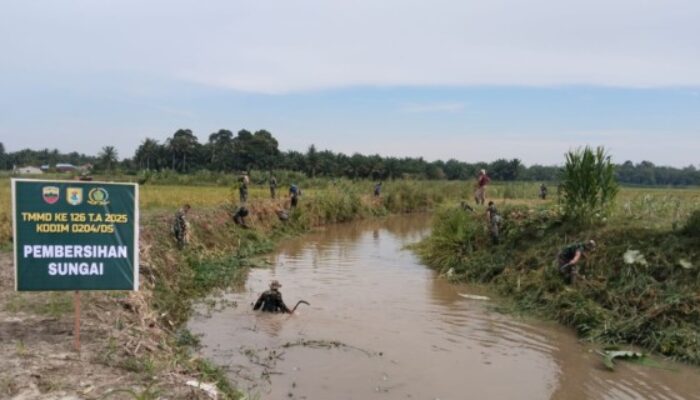 Satgas TMMD Bersama Petani Bersihkan Saluran Irigasi di Tegal Sari