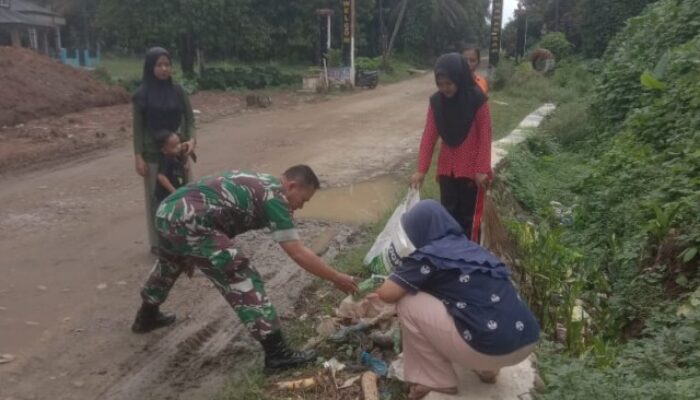 Satgas TMMD Kodim DS Ajak Warga Bersihkan Sampah di Pinggir Jalan