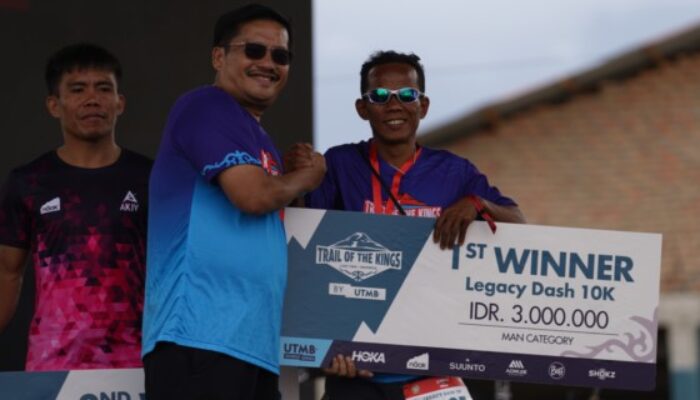 Togap Serahkan Piala Pemenang Lari Lintas Alam Trail of The Kings Danau Toba