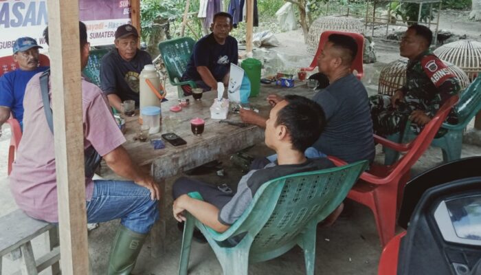 Babinsa Sertu MZ Nasution TMMD Kodim 0204/DS Perkuat Kemanunggalan Lewat Komsos