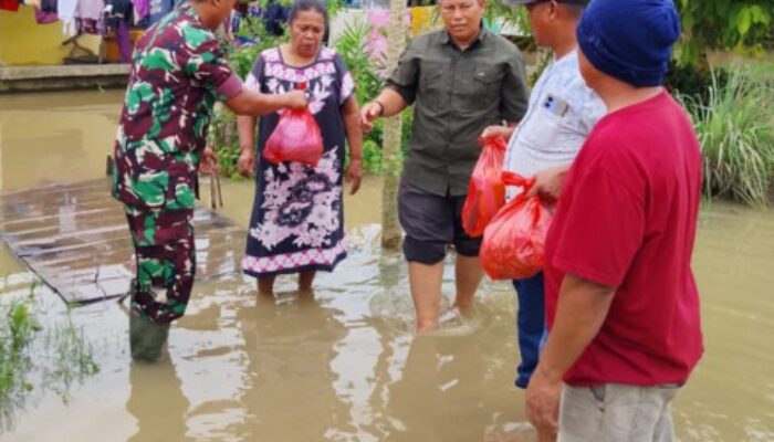 Danramil Salurkan Bantuan Dari Kemensos dan BNPB Untuk Korban Banjir