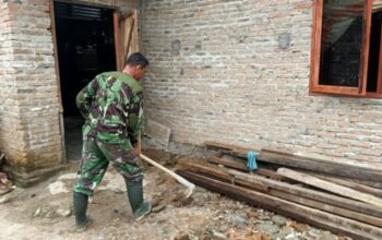 Satgas Kodim DS Pastikan Lingkungan Rumah Turini Bersih dan Sehat