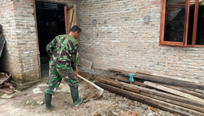 Satgas Kodim DS Pastikan Lingkungan Rumah Turini Bersih dan Sehat