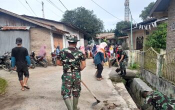 Kemanunggalan di Saluran Air : Babinsa dan Satgas TMMD 126 Ajak Warga Sarang Torop Gotong Royong Bersihkan Parit