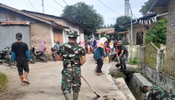 Kemanunggalan di Saluran Air : Babinsa dan Satgas TMMD 126 Ajak Warga Sarang Torop Gotong Royong Bersihkan Parit