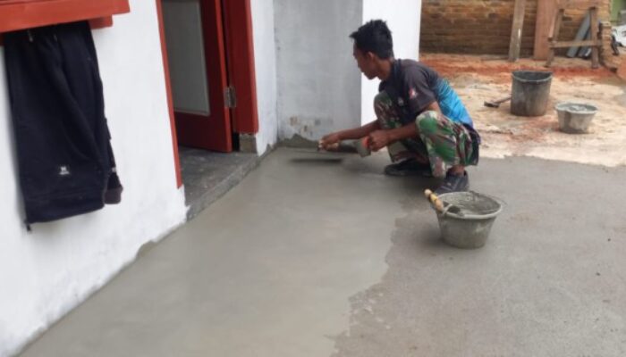 Satgas TMMD 126 Kodim DS Lanjutkan Pengerjaan Plester Lantai RTLH Ediyan