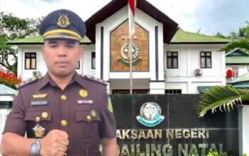 Gemar Membaca Sejak Kecil Bawa Yos Arnold Tarigan dari Wartawan Hingga Plh Kajari Madina