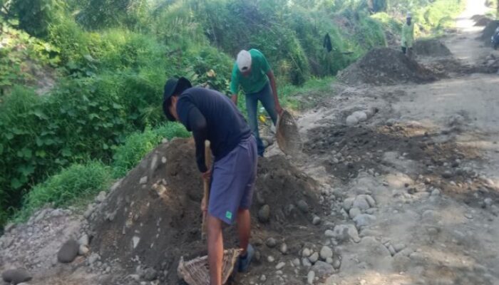 Satgas TMMD Kodim DS Bersama Warga Percepat Finishing Jalan