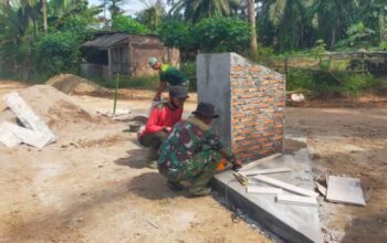 Satgas TMMD Kodim DS Kebut Tahap Pemasangan Keramik Tugu Prasasti