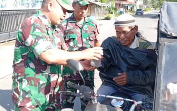 Satgas TMMD dan Babinsa Koramil 16/DMS Bagikan Nasi Bungkus Kepada Warga