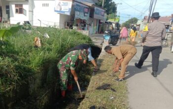 Sinergi Tiga Pilar Bersama Masyarakat Gelar Gotong Royong Bersihkan Lingkungan