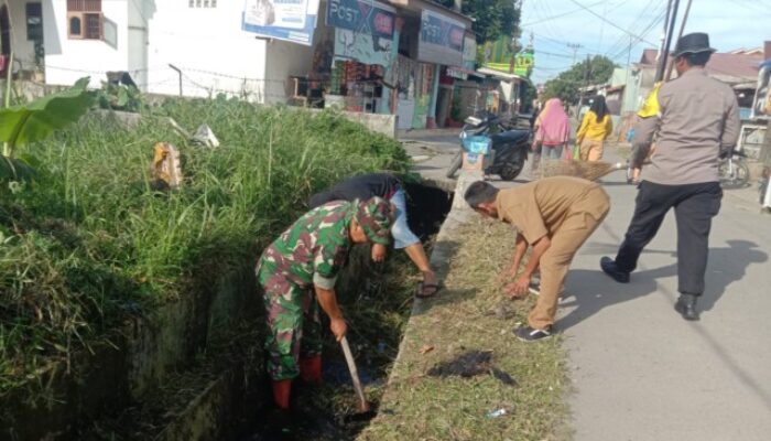 Sinergi Tiga Pilar Bersama Masyarakat Gelar Gotong Royong Bersihkan Lingkungan