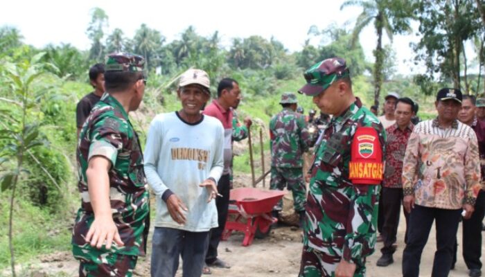Tim WASEV Tinjau Langsung Lokasi Perbaikan Jalan Desa dalam Program TMMD di Serdang Bedagai