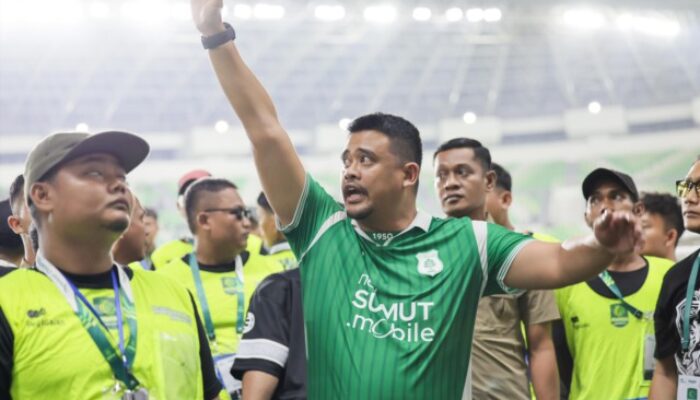 Salut! Bobby Nasution Rela Beri Jerseynya demi Redakan Amarah Suporter