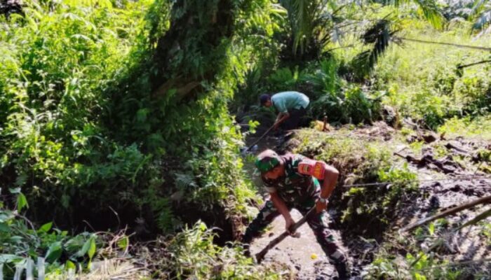 Satgas TMMD 126 Kodim DS Gotong Royong Bersihkan Parit di Desa Blok 10