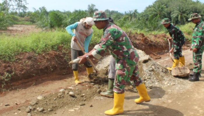 Satgas TMMD Kodim DS Laksanakan Finishing Jalan dengan Pembersihan Material