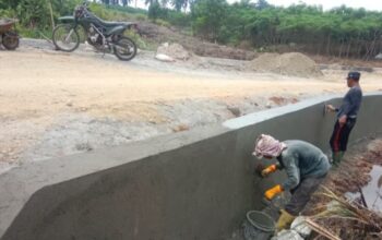 Finishing Sentuhan Akhir, TPT TMMD Kodim DS Masuki Tahap Plesteran, Perkuat Drainase Desa