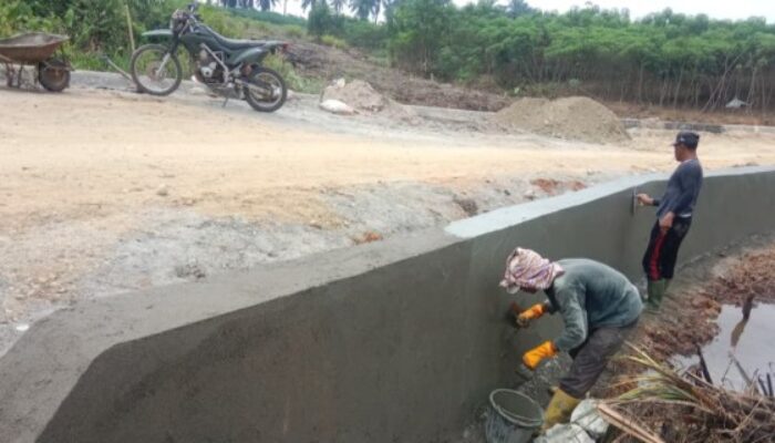 Finishing Sentuhan Akhir, TPT TMMD Kodim DS Masuki Tahap Plesteran, Perkuat Drainase Desa