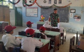 Serda Jailani Personil Satgas TMMD Ke-126 Kodim DS Jadi ‘Guru’