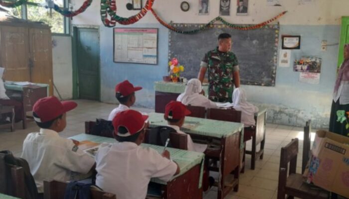 Serda Jailani Personil Satgas TMMD Ke-126 Kodim DS Jadi ‘Guru’