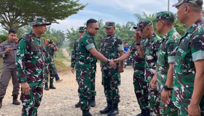 Dansatgas TMMD 126 Kodim DS Sambut Langsung Kedatangan Pangdam I/BB di Lokasi Penutupan TMMD