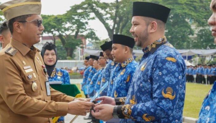 Rico Serahkan 8.533 SK PPPK Paruh Waktu Pemko Medan