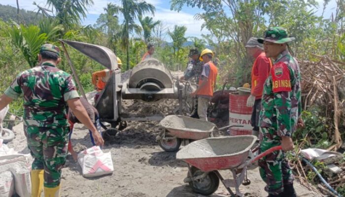 Babinsa Kodim DS Bantu Pekerja Bangun Jalan Rabat Beton di Simempar