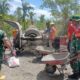 Babinsa Kodim DS Bantu Pekerja Bangun Jalan Rabat Beton di Simempar