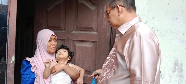 Teks : Ketua DPRD Medan Wongchunsen saat berkunjung ke rumah Zihan anak penderita stunting yang berada di Jalan Mustapa Gang 7, Kelurahan PBD 1, Medan Timur. (Amsal)