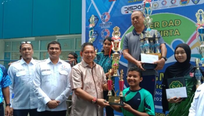 Wong Serahkan Piala Bergilir Event Renang Antar Club dan Sekolah Se Sumatera