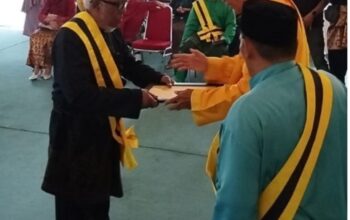 Azhari A.M Sinik Dianugrahi Gelar Datuk Panglima Warta Diraja