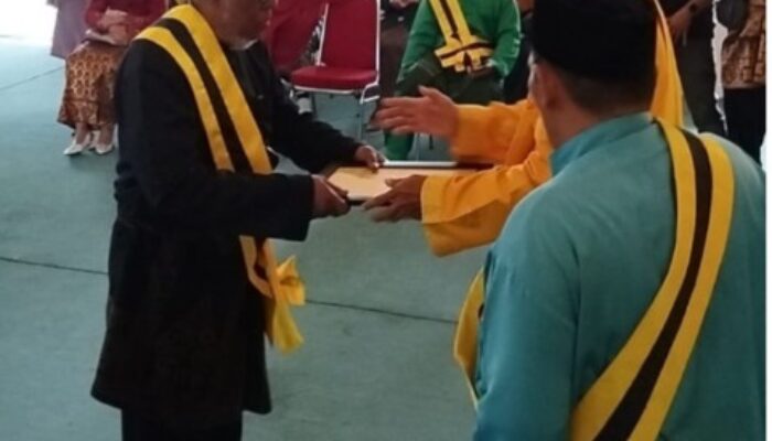 Azhari A.M Sinik Dianugrahi Gelar Datuk Panglima Warta Diraja