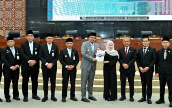 Teks : Gubernur Sumut Muhammad Bobby Afif Nasution menghadiri Rapat Paripurna DPRD Sumut dengan agenda Penyampaian Penjelasan Ranperda tentang APBD Provinsi Sumut Tahun Anggaran 2026 yang berlangsung di Ruang Rapat Paripurna DPRD Sumut, Jalan Imam Bonjol, Medan. Turut hadir pada Rapat Paripurna tersebut yaitu Wakil Gubernur Sumut Surya dan Pj Sekdaprov Sumut Sulaiman Harahap.(ist)