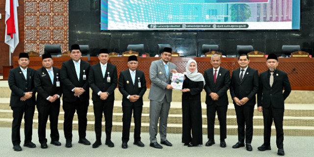 Teks : Gubernur Sumut Muhammad Bobby Afif Nasution menghadiri Rapat Paripurna DPRD Sumut dengan agenda Penyampaian Penjelasan Ranperda tentang APBD Provinsi Sumut Tahun Anggaran 2026 yang berlangsung di Ruang Rapat Paripurna DPRD Sumut, Jalan Imam Bonjol, Medan. Turut hadir pada Rapat Paripurna tersebut yaitu Wakil Gubernur Sumut Surya dan Pj Sekdaprov Sumut Sulaiman Harahap.(ist)