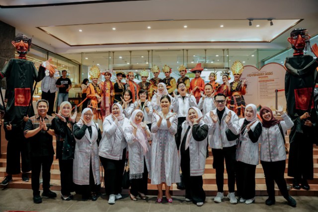 Teks : Ketua Dewan Kerjainan Daerah (Dekranasda) Provinsi Sumatera Utara (Sumut) Kahiyang Ayu, bersama Wakil Ketua Dekranasda Sumut Titiek Sugiharti menghadiri pembukaan Gebyar Kriya Nusantara dan Jogja Investment, Trade, Tourism, Agriculture and Fishing (ITTAF) 2025 di Plaza Malioboro, Yogyakarta. (ist)