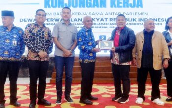 Teks : Wakil Gubernur Sumatera Utara (Sumut) Surya menerima kunjungan kerja Badan Kerja Sama Antar Parlemen (BKSAP) DPR RI di Aula Raja Inal Siregar Kantor Gubernur Sumut Jalan Diponegoro Kota Medan. Senin (17/11/2025). Kunjungan tersebut menindaklanjuti Deklarasi Asosiasi Anggota Parlemen Berbahasa Indonesia Melayu.(riil)