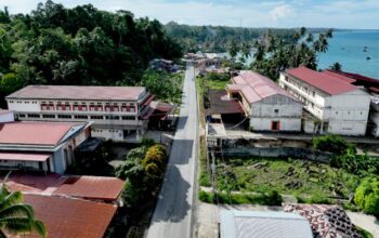 Teks : SEJUMLAH ruas jalan yang telah diperbaiki di Kepulauan Nias. Perbaikan infrastruktur ini merupakan bagian dari Program Hasil Terbaik Cepat (PHTC) melalui Infrastruktur Terintegrasi (INSTANSI), sebagai langkah cepat Gubernur Bobby dalam menangani persoalan infrastruktur di Kepulauan Nias. Perbaikan ini diharapkan memperlancar akses transportasi warga serta mendukung aktivitas ekonomi masyarakat setempat. (ist)