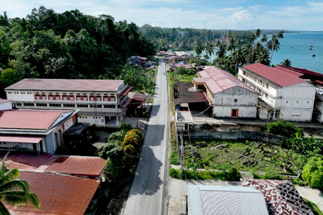 Teks : SEJUMLAH ruas jalan yang telah diperbaiki di Kepulauan Nias. Perbaikan infrastruktur ini merupakan bagian dari Program Hasil Terbaik Cepat (PHTC) melalui Infrastruktur Terintegrasi (INSTANSI), sebagai langkah cepat Gubernur Bobby dalam menangani persoalan infrastruktur di Kepulauan Nias. Perbaikan ini diharapkan memperlancar akses transportasi warga serta mendukung aktivitas ekonomi masyarakat setempat. (ist)